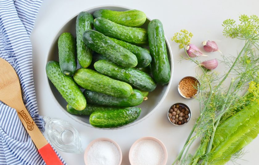 1. Этап. Маринованные огурцы в литровых банках: Подготовьте все необходимое для консервации, простерилизуйте банки и крышки. Огурцы замочите в холодной воде на пару часов, чтобы вернуть им свежесть, сочность, убрать нитраты.