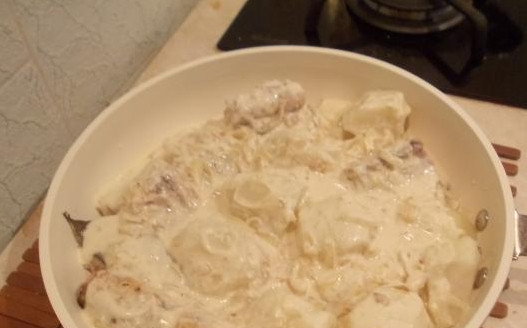 1. Этап. Налим в сметане: Рыбу выложите в форму для выпечки и залейте соусом. Духовку прогрейте до 180 градусов и запекайте блюдо 20 минут.