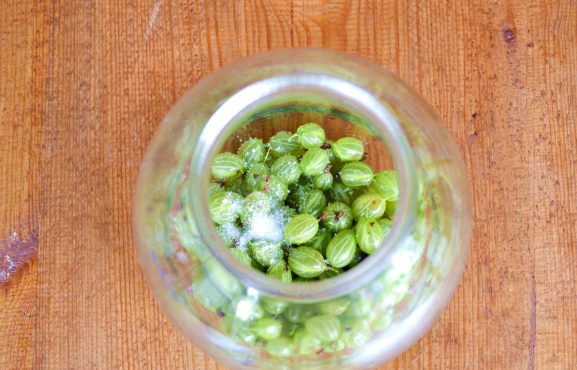 1. Этап. Компот из крыжовника с мятой: Добавьте лимонную кислоту.