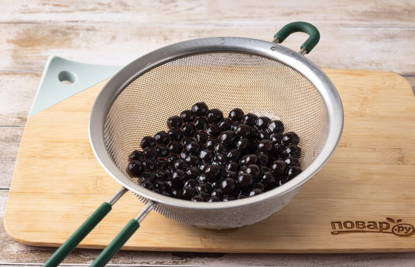 1. Этап. Бабл ти: Затем хорошо промойте в холодной воде и откиньте на сито, чтобы стекла лишняя жидкость.