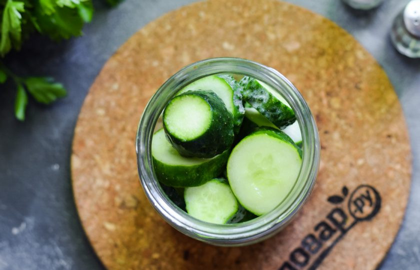 1. Этап. Огурцы кружочками на зиму: Наполните банку огурцами, после встряхните ее несколько раз, чтобы огурцы плотнее легли друг к другу.