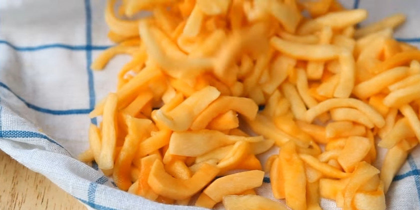 1. Этап. Салат из тыквы по-корейски: 2. На следующий день промойте тыкву холодной водой и просушите полотенцем.