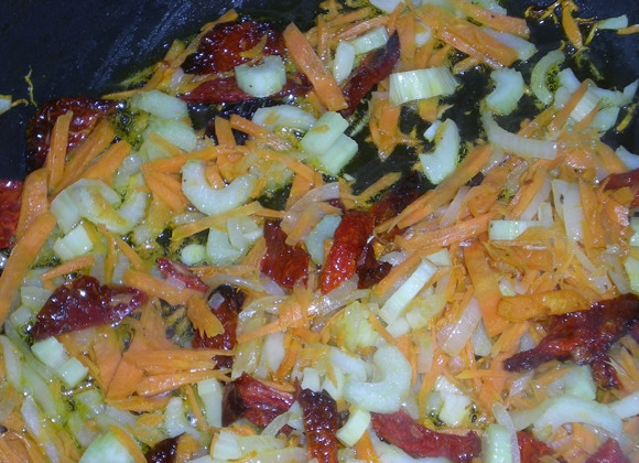 1. Этап. Киноа с овощами: Пока варится киноа, вы можете обжарить овощи: порежьте кубиками лук, натрите на терке морковку, сельдерей порежьте тоже мелкими кусочками. Обжарьте в оливковом масле до золотистого цвета овощи.