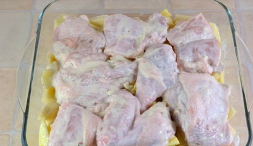 1. Этап. Курица с картошкой в сметане: 6. После добавьте в форму курицу и немного кипятка.