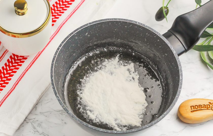 1. Этап. Зефир из яблок: Сахарный сироп не должен быть карамельным, достаточно того, что с лопатки будут стекать тонкие нити. Всыпьте агар-агар и проварите еще 2 минуты минимум. Масса загустеет — это нормально.