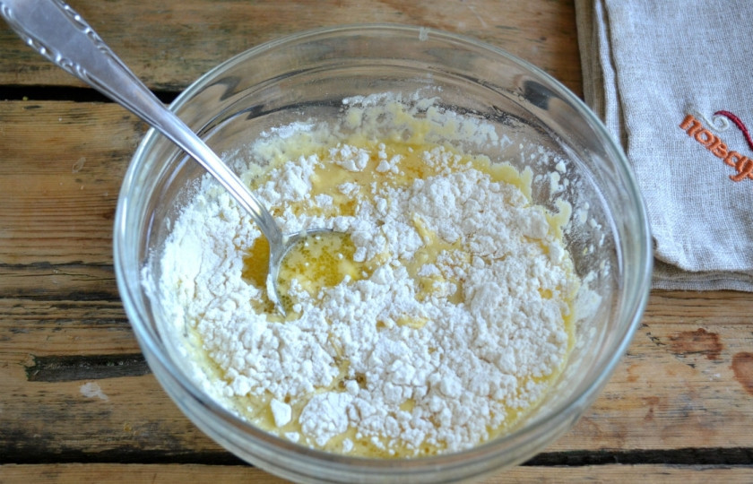 1. Этап. Чебуреки с сыром: Итак, начнем, конечно же, с теста. Смешайте яйцо, воду, соль и подсолнечное масло. Затем постепенно всыпайте муку и хорошенько размешивайте.