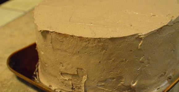 1. Этап. Торт Киевский классический: 18. Теперь можно собирать торт. Корж обильно смажьте кремом, выложите безе, снова крем, корж, крем, последний корж. Верх и бока торта промажьте кремом, выровняв поверхность шпателем. Оставьте тортик пропитываться минимум на 4 часа, но лучше — на ночь.