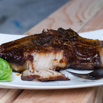 Свиные ребрышки запеченные с луком