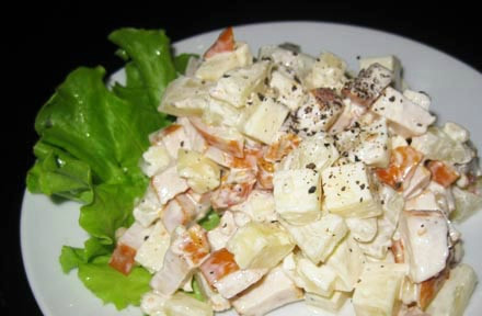 1. Этап. Салат с ананасом, курицей и сыром: Перемешиваем наш салатик, отправляем в холодильник на час, чтобы он настоялся и стал ароматнее. Подавать его можно на свежем листе салата. Ну очень вкусное блюдо получается, хотя все банально и просто в приготовлении, ничего не надо ни варить, ни жарить. Рекомендовано к празднику!