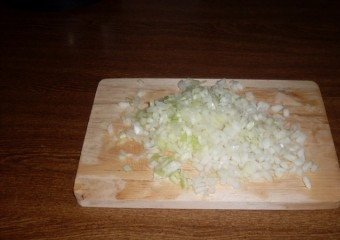 1. Этап. Картофель с говядиной: Тем временем чистим и моем лук и мелко шинкуем.