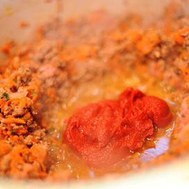 1. Этап. Говядина в болонском соусе: И добавляем томатную пасту.