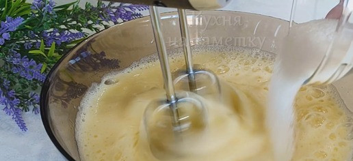 1. Этап. Шоколадный торт с вишней и сметанным кремом: Яйца взбить с солью до легкой пены, затем продолжить взбивать до образования пышной массы, постепенно добавляя сахар