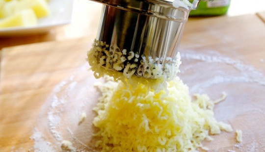 1. Этап. Гноччи: Отварите картофель в подсоленой воде до готовности. Затем очистите его от кожуры и натрите на мелкой терке (или просто помните толкушкой).