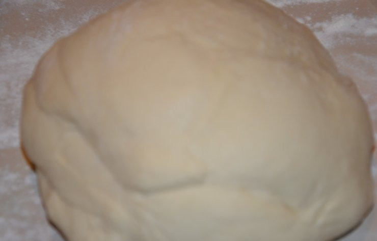 1. Этап. Пирожки с зеленым луком и яйцом: Первым делом нужно поставить отвариваться три яйца вкрутую, тем временем замесим тесто. Смешайте кефир, остальные яйца и муку, добавьте щепотку соли и сахар. Вымесите тесто. Оно должно получиться крутым, чтобы его можно было раскатать. В зависимости от консистенции теста регулируйте количество муки.