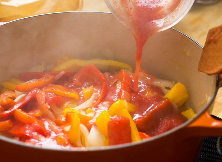 1. Этап. Пепероната по-сицилийски: 7. Влейте томатное пюре, выложите листочки свежего базилика или орегано.