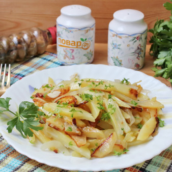 Картошка жареная с луком и чесноком
