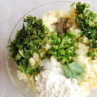 1. Этап. Картофельные котлеты: 2. Добавьте в миску все ингредиенты, кроме оливкового масла. Муки в тесто понадобится только одна столовая ложка.