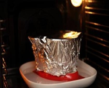 1. Этап. Гусиная печень по-французски Фуа-гра: 5. Можно готовить печень сразу. Но если есть время, лучше поставить форму в холодильник на сутки. Тогда вкус и аромат блюда будет более насыщенным. Закрыть форму фольгой и поставить в духовку. Выпекать при температуре 100 градусов 40 минут. На лист, где стоит форма, налить воды.