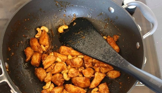 1. Этап. Курица с кешью на скорую руку: 3. Выложите курицу на разогретую сковороду и обжарьте минут 5, помешивая. Добавьте орехи и жарьте еще несколько минут до полной готовности курочки.