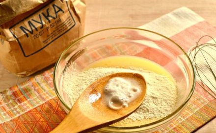 1. Этап. Рецепт оладий на молоке без дрожжей: Потом просейте муку. Соду погасите уксусом. Добавьте их следом.