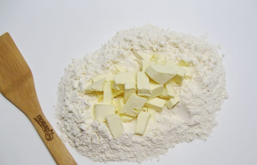1. Этап. Рубленый торт: Муку насыпьте в миску или на стол. В середину выложите холодное сливочное масло.