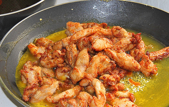 1. Этап. Острая курица по-китайски: 3. В сковороде смешаем сок, варенье, небольшое количество растительного масла и оставшийся после панировки крахмал. Если не осталось - добавьте 2-3 чайные ложки крахмала. Доводим до кипения и томим на маленьком огне, пока соус не загустеет. Затем всыпаем курицу и тушим еще несколько минут.