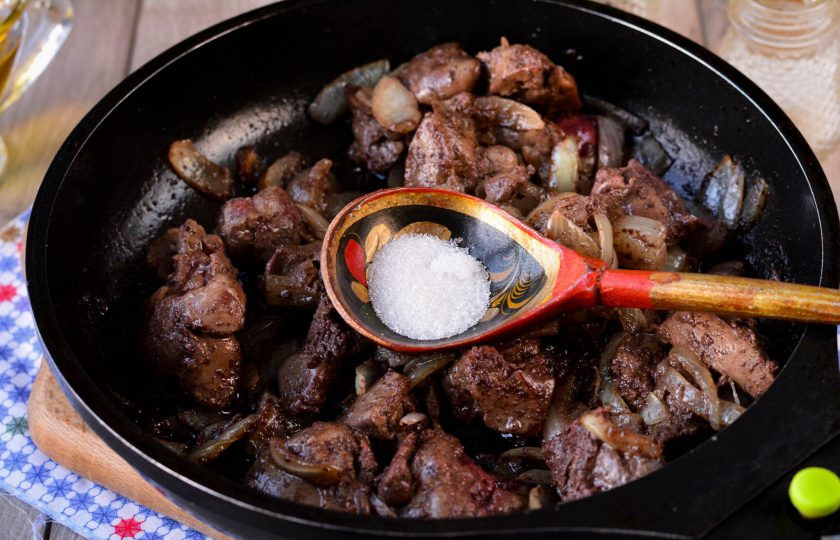 1. Этап. Карамелизированная куриная печень: Всыпьте сахар и соль, перемешайте и доведите печень до карамельного оттенка и аромата. Сахар придаст печени золотистую карамельную корочку. Добавьте черный перец по вкусу и снимите блюдо с огня.