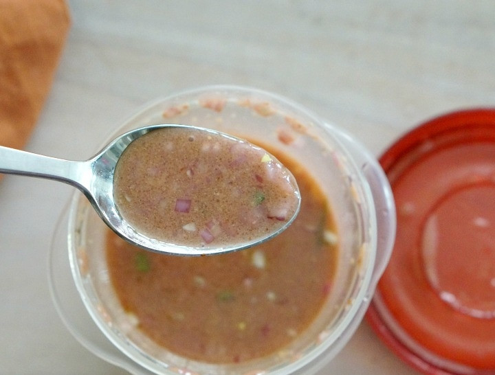 1. Этап. Салат с курицей и запеченным нутом: 4. Для приготовления заправки соедините измельченный шалот, оливковое масло, винный уксус, горчицу, добавьте соль и перец по вкусу. Тщательно перемешайте.