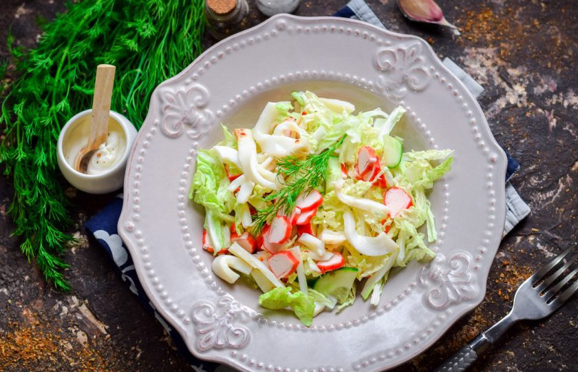 1. Этап. Салат с пекинской капустой, крабовыми палочками и кальмарами: Приятного аппетита!