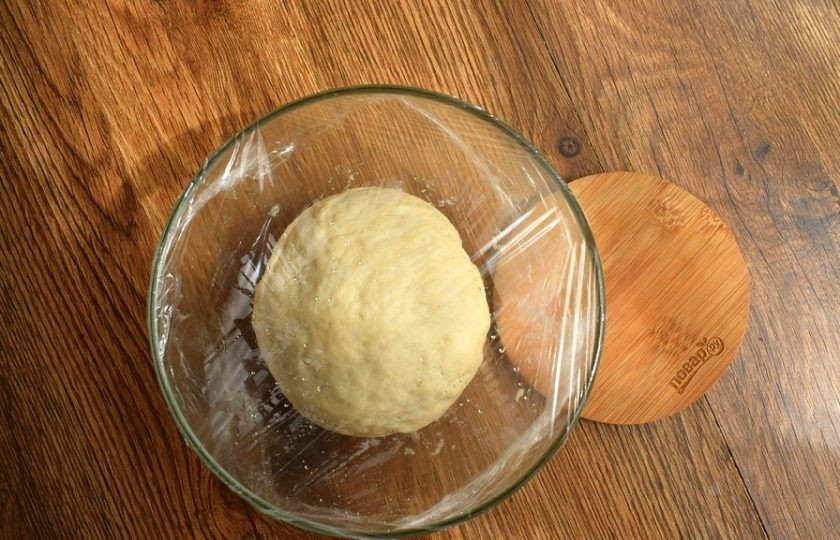 1. Этап. Хачапури по-имеретински классический: Замесите мягкое тесто, не липнущее к рукам. Поместите его в миску, смазанную маслом, накройте пищевой пленкой и оставьте в теплом месте на 40 минут для подхода.