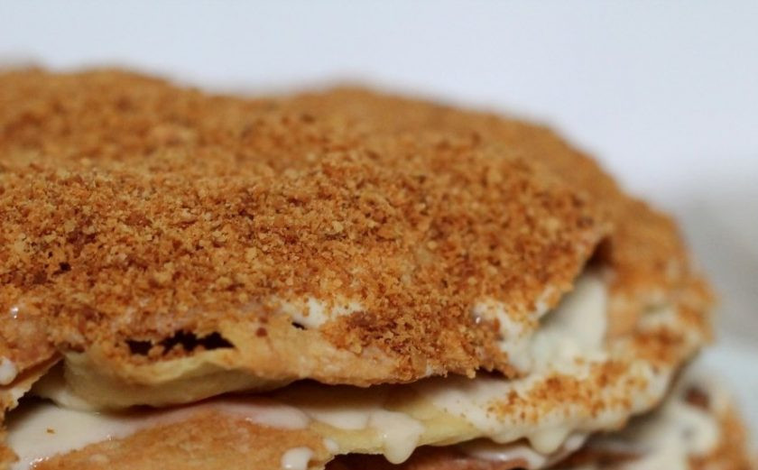 1. Этап. Торт Наполеон с кремом из сгущенки: Присыпьте торт толченой крошкой из обрезков коржей (можно пустить в ход лишний целый корж), поставьте его в холодильник на пару часов, а лучше на ночь, чтобы тот как следует пропитался.