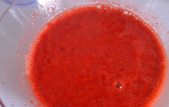 1. Этап. Бисквитный торт с мастикой: Измельчаем клубнику до состояния пюре.