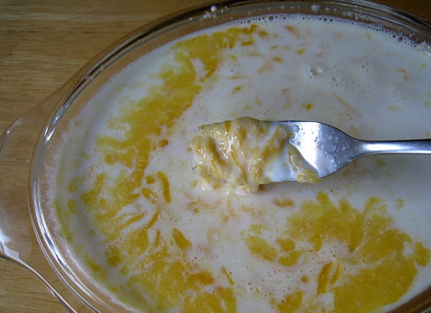 1. Этап. Сырный соус в микроволновке: 6. Поставьте соус в микроволновку под крышкой на две минуты.