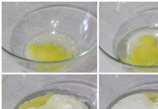 1. Этап. Кукурузные маффины с халапеньо: В глубокую миску вбить яйцо, влить растительное масло и кефир, добавить соль и сахар. Взбить венчиком до однородности.