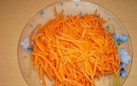 1. Этап. Салат на зиму из перца: Морковь нарезаем соломкой или трем на терке для корейской моркови. Выкладываем морковь на сковороду и так же жарим до мягкости.