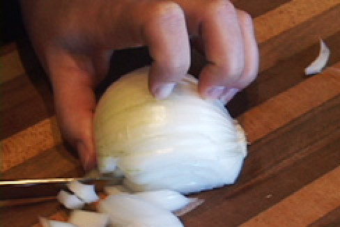 1. Этап. Oладьи из кабачков с фаршем: Лук мелко нарезаем.