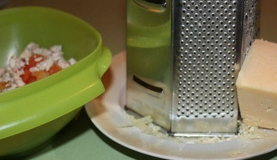 1. Этап. Тарталетки с курицей и ананасом: 3. Возьмите твердый сыр и натрите на крупной терке.