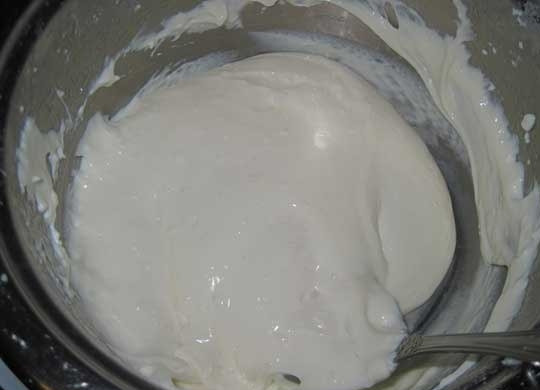 1. Этап. Творожный сыр из творога: 3. Оставшуюся массу перекладываем в кастрюлю обратно и отправляем на огонь, кладем соль и соду, кусочек сливочного масла и перемешиваем. Варим полученную массу 2-5 минут, все время помешиваем. Затем убираем с огня и оставляем при комнатной температуре.