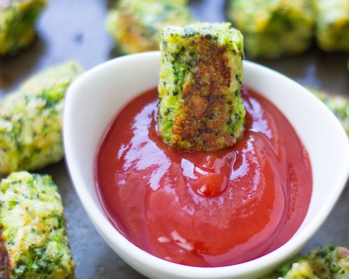 1. Этап. Котлеты из брокколи в духовке: 7. Подавайте их к столу с любимым соусом. Приятного аппетита!