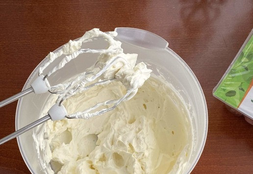 1. Этап. Закуска Грибочки: Желатин замочите в небольшом количестве холодной воды. Сливочный сыр и сливки, взбейте до устойчивых пиков. Добавьте соль, перец, чесночный порошок и все перемешайте. Затем влейте растопленный желатин и снова перемешайте до однородности.