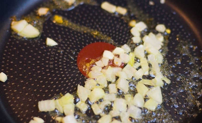 1. Этап. Грибы лисички: 3. Тем временем очистите и измельчите лук с чесноком. Разогрейте сковороду с растительным маслом и выложите лук, чеснок.