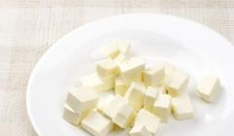 1. Этап. Салат с оливками: Сыр режем на кубики стороной около 1 см.