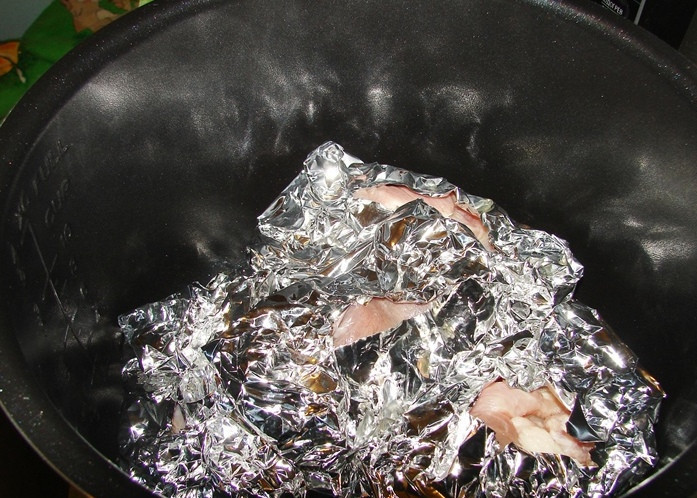 1. Этап. Кролик в фольге: Если готовите в мультиварке, то мясо в фольгу не обязательно заворачивать плотно, просто выкладываем кармашки в чашу и готовим все 30 минут на режиме 