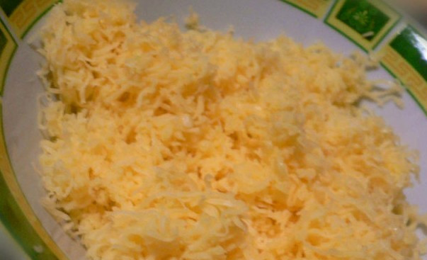 1. Этап. Перец, фаршированный сыром и яйцом: Теперь трем сыр на мелкой терке, добавляем измельченный чеснок и пару ложек майонеза (можно заменить сметаной), посыпаем молотым перцем и при необходимости солим, перемешиваем.