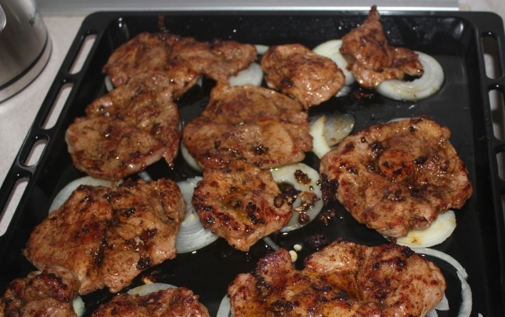 1. Этап. Свинина в соевом соусе в духовке: 8. Свинину отправить в предварительно разогретую духовку и на среднем огне запекать до готовности. При желании можно накрыть противень фольгой. Подавать такое блюдо можно с любимым гарниром и свежими овощами.