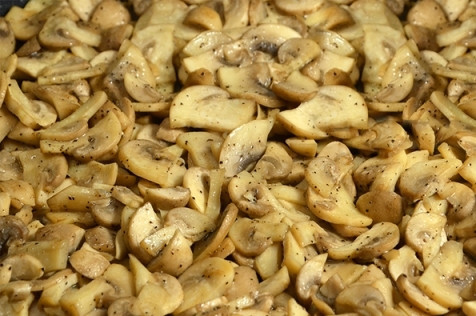 1. Этап. Свинина с овощами под соусом Бешамель: Грибы режем тонкими пластинками и отправляем на горячую сковороду с небольшим количеством растительного масла. Жарим до тех пор, пока из грибов не уйдёт лишняя жидкость.