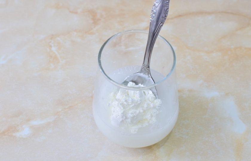 1. Этап. Конфитюр из черной смородины: В стакане размешайте крахмал в воде.