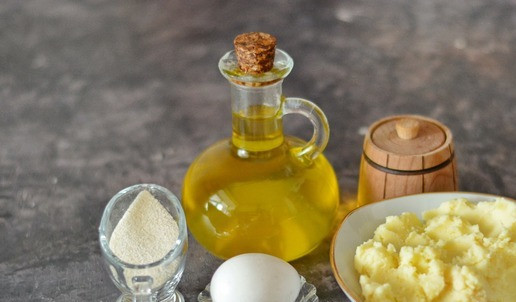 1. Этап. Оладьи из картофельного пюре с манкой: Итак, набор продуктов прост до невозможности. Дополнительно можно добавить любые специи или зелень.