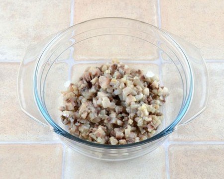 Закуска из сельди с сырками 1. Этап. Закуска из сельди с сырками: Филе сельди нарежьте мелкими кубиками.