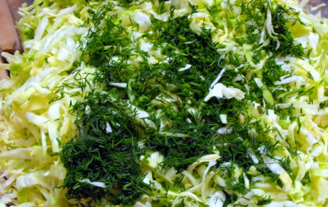 1. Этап. Пирог с майонезом: Капусту нашинкуйте и смешайте с измельченной зеленью. Добавьте соль и перемешайте все руками.